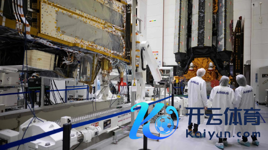 2023 年 11 月 10 日，在法国西南部图卢兹市，空客防务与航天部门的洁净室内，空客职工站在第二代表象业务卫星（MetOp-SG）的 MetOp-SG A（左）和 MetOp-SG B（右）卫星前。MetOp-SG 是一系列开动于太阳同步极地轨说念的表象卫星，可用于优化短期天气预告。