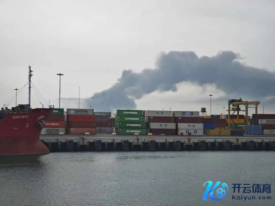 口岸近邻爆炸后冒起的浓烟体育游戏app平台。 照相/高阳