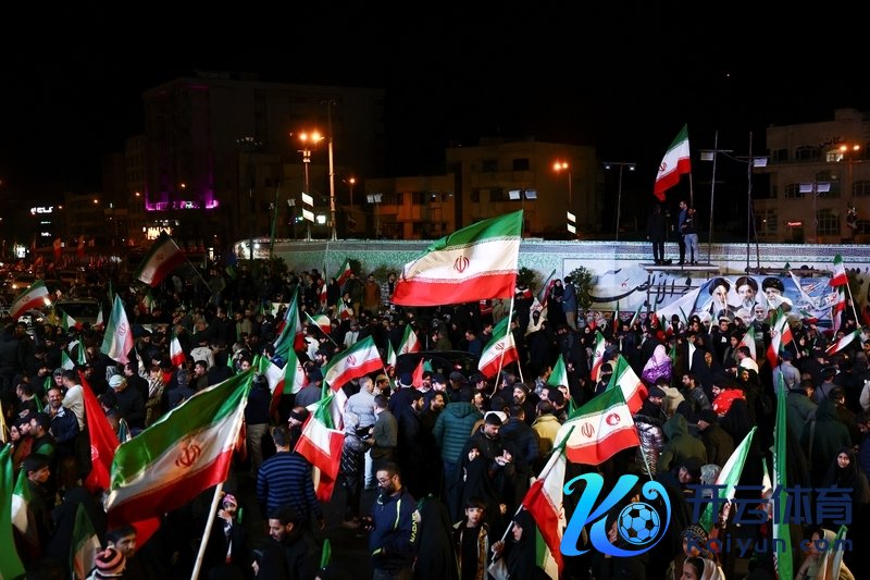 2026年4月8日,伊朗德黑兰,好意思国总统特朗普欢喜与伊朗和谈两周后,伊朗全球连合在街头,挥舞国旗庆祝和谈。 IC Photo