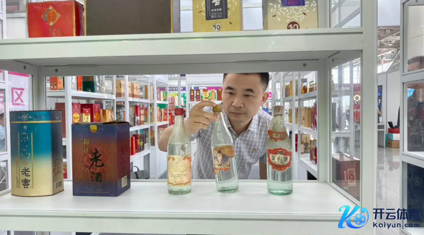 肖怡伟在摆放老酒。（受访者供图）